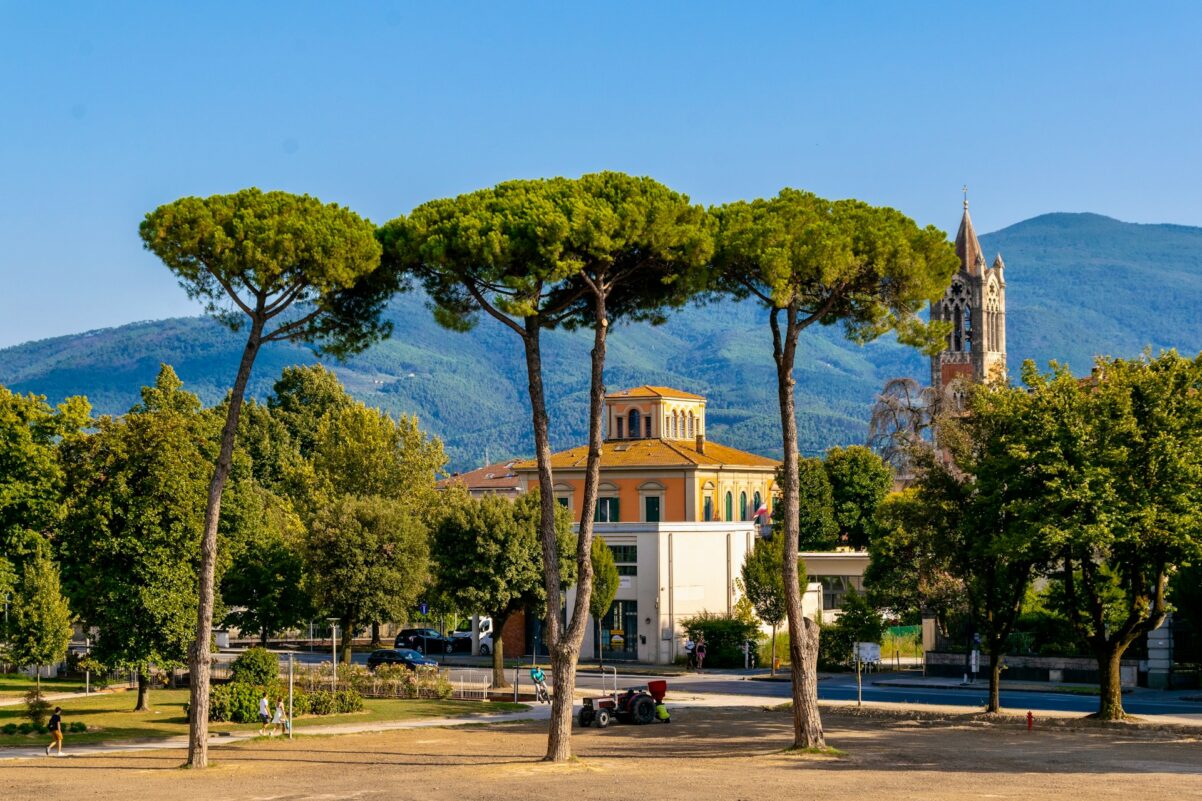 lucca-tom-podmore-o540Wpp9Fn4-unsplash