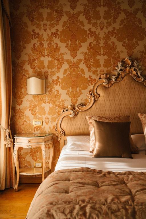 murano-palace-venice-bed