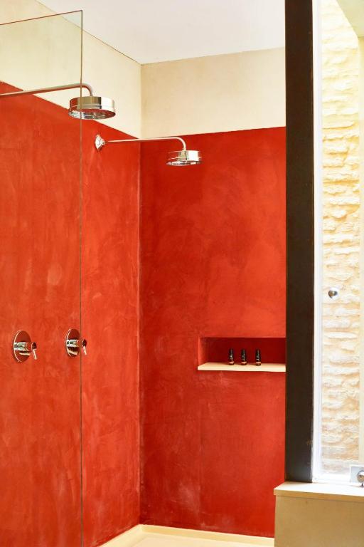 corral-del-rey-seville-shower