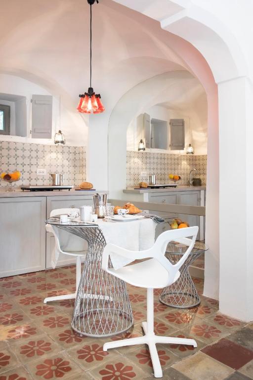 masseria-alchimia-puglia-red-kitchen