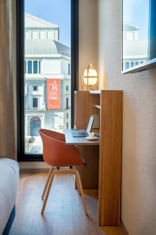 ocean-drive-madrid-desk